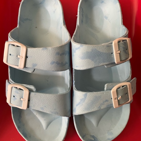 Few swimsuits and a pair of shoes. - Picture 2 of 5